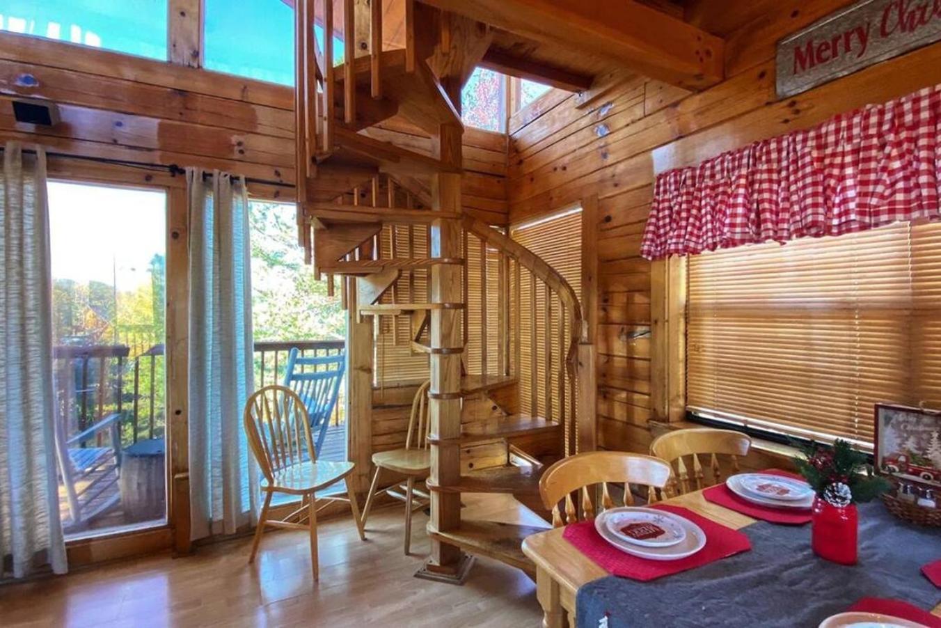 Gorgeous Wgreat Views, Pool, Game Holiday home Sevierville