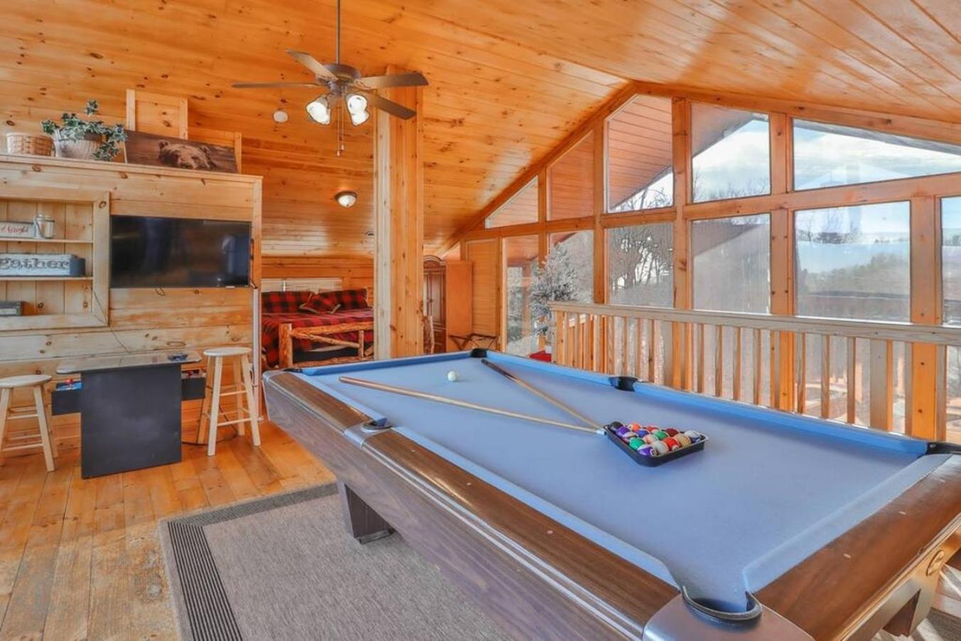 Gorgeous Wgreat Views, Pool, Game Holiday home *
