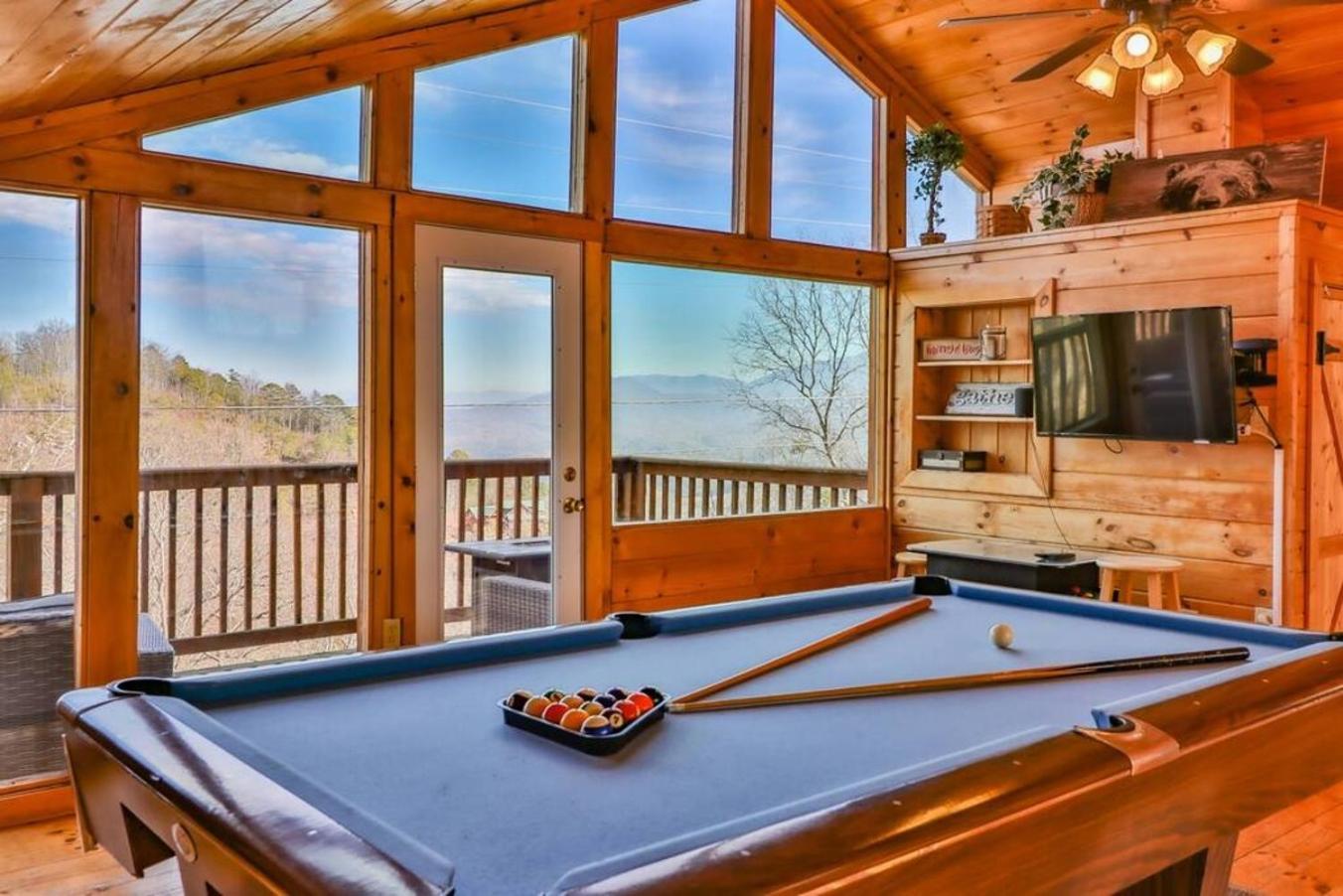 Gorgeous Wgreat Views, Pool, Game Holiday home Sevierville