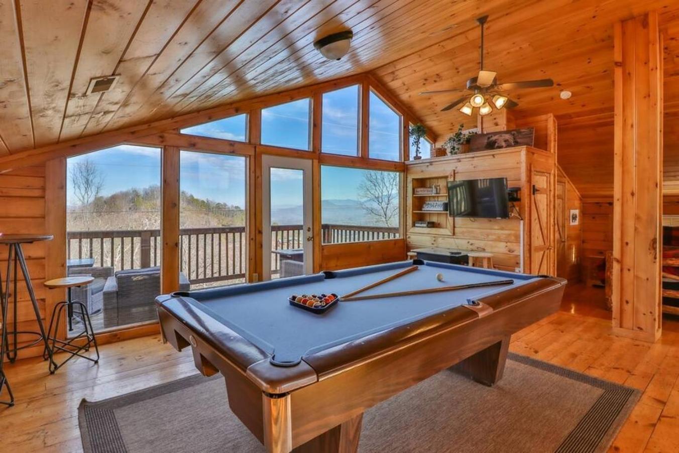 Gorgeous Wgreat Views, Pool, Game Holiday home Sevierville