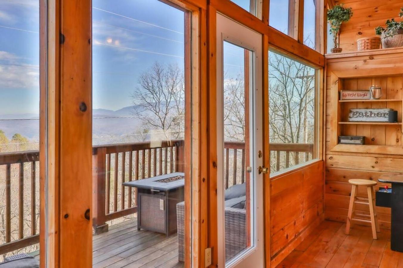 Gorgeous Wgreat Views, Pool, Game * Sevierville