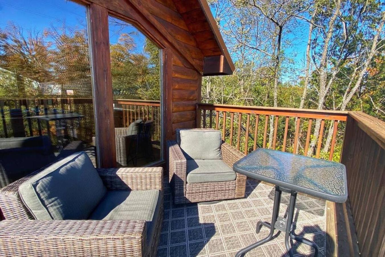 Gorgeous Wgreat Views, Pool, Game Holiday home