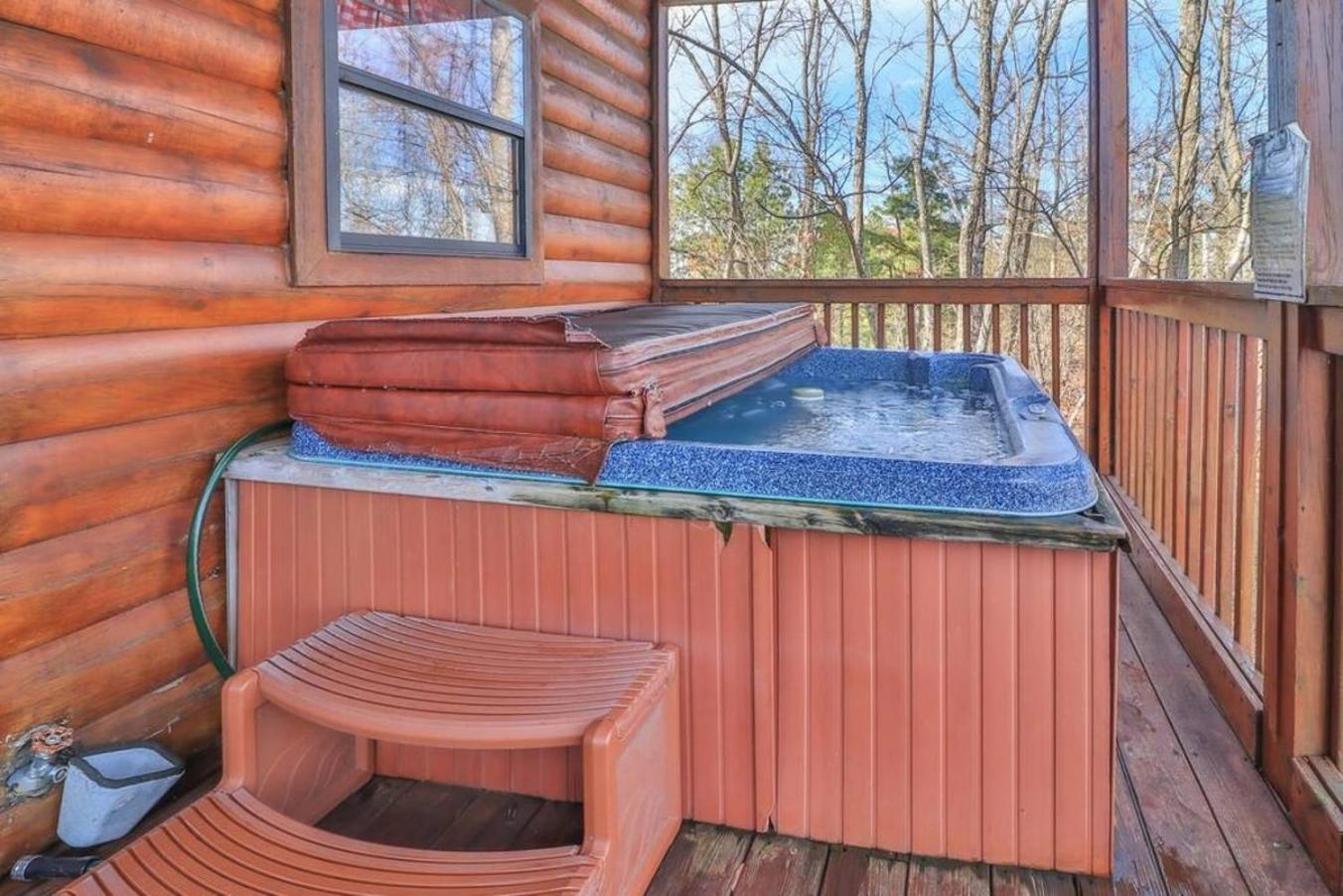 Gorgeous Wgreat Views, Pool, Game Holiday home Sevierville