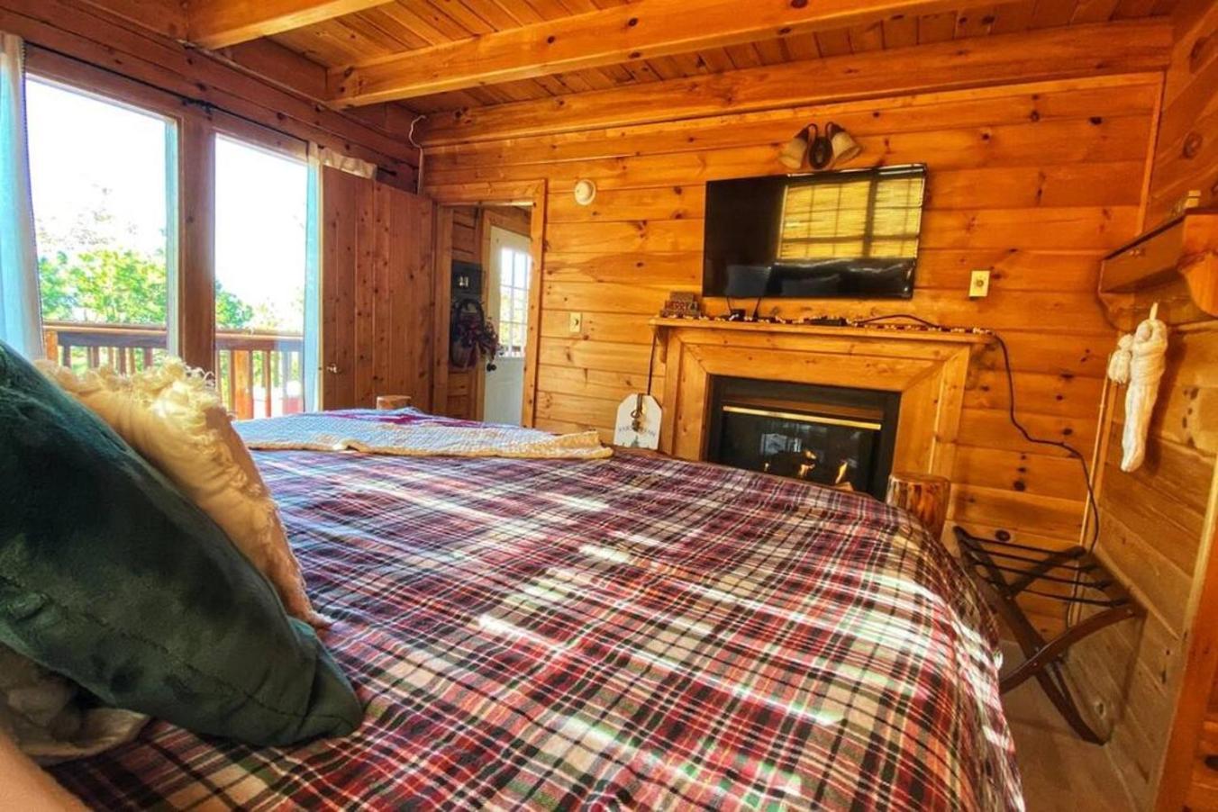 Gorgeous Wgreat Views, Pool, Game Holiday home Sevierville