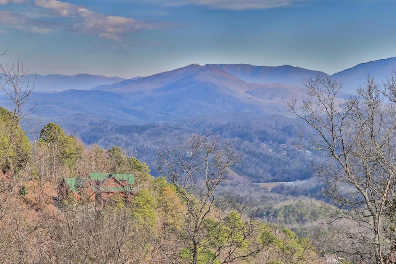 Gorgeous Wgreat Views, Pool, Game Holiday home *