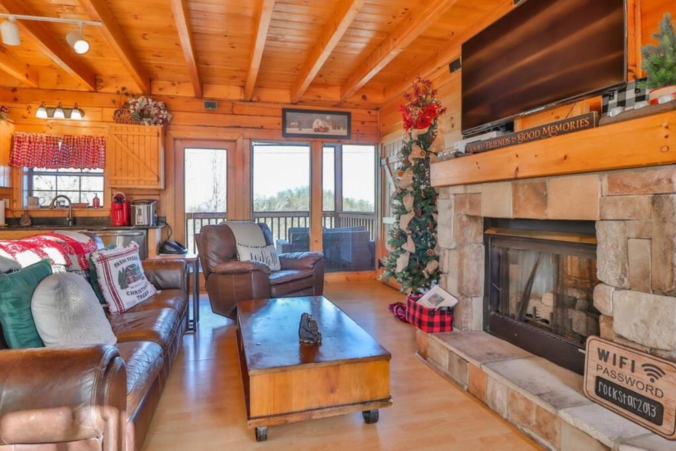 Gorgeous Wgreat Views, Pool, Game Holiday home Sevierville